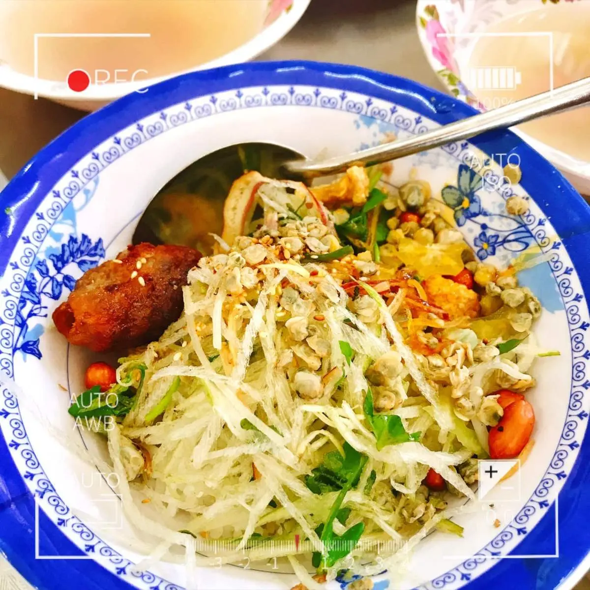 Kh&aacute;m ph&aacute; Food tour Huế cực chất của c&ocirc; bạn Thương Thương 4