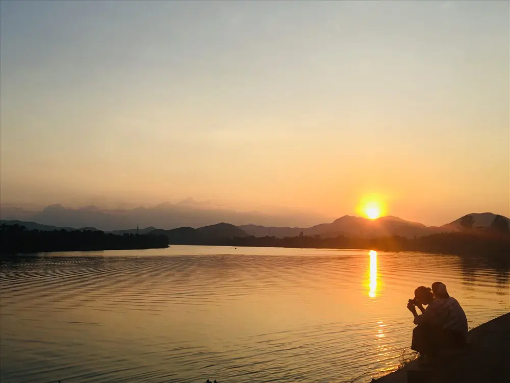 Review địa điểm ngắm ho&agrave;ng h&ocirc;n tại Huế l&atilde;ng mạn nhất 3
