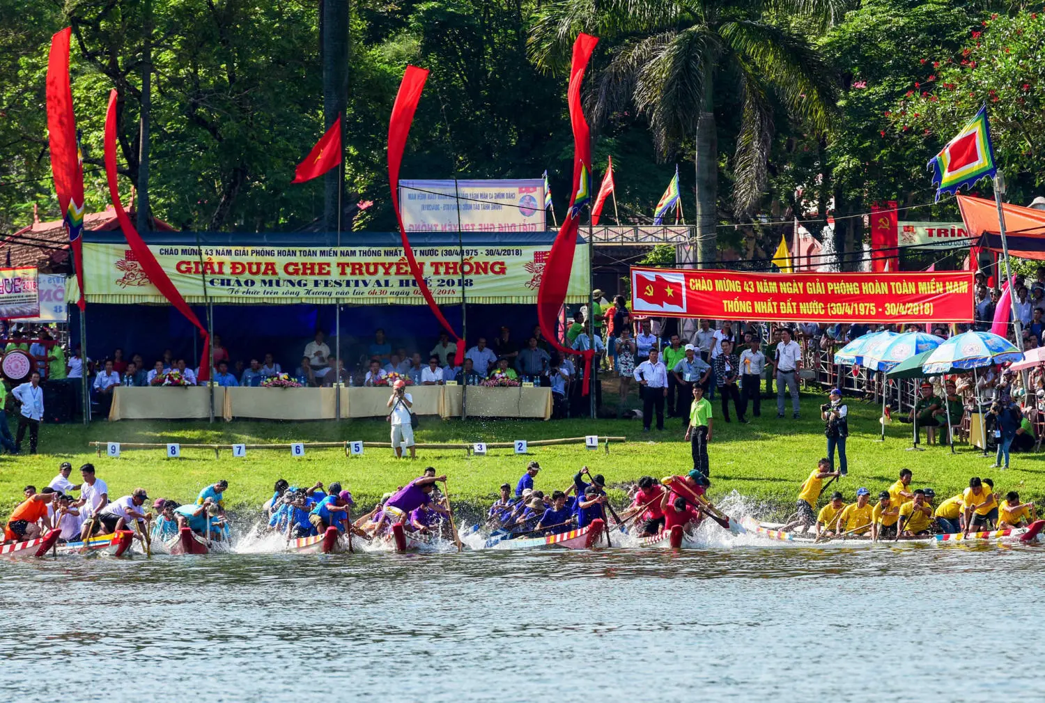 Hội đua ghe truyền thống - Tưng bừng tham gia lễ hội độc đáo tại Cố đô Huế 3