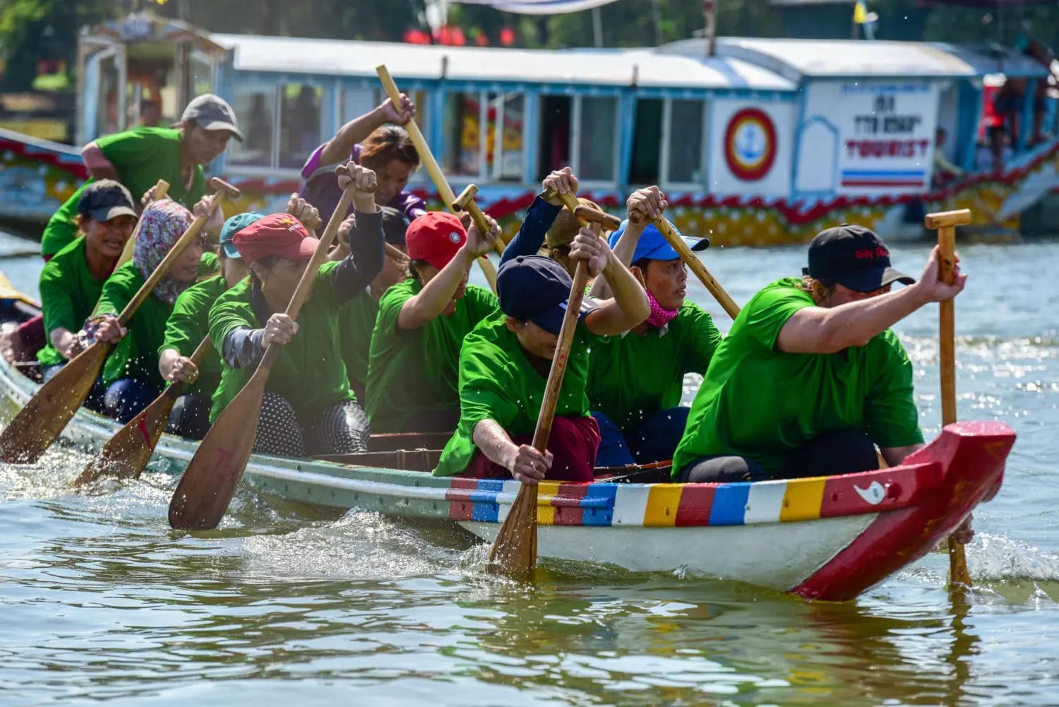 Hội đua ghe truyền thống - Tưng bừng tham gia lễ hội độc đáo tại Cố đô Huế 7