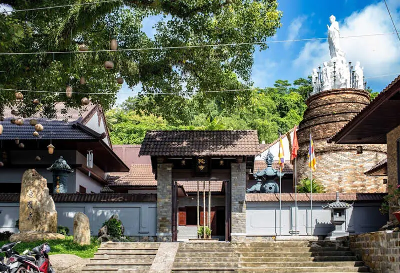 Ch&ugrave;a Phật Đ&agrave; (ch&ugrave;a L&ograve; Gạch) H&agrave; Ti&ecirc;n, điểm đến t&acirc;m linh ấn tượng 2