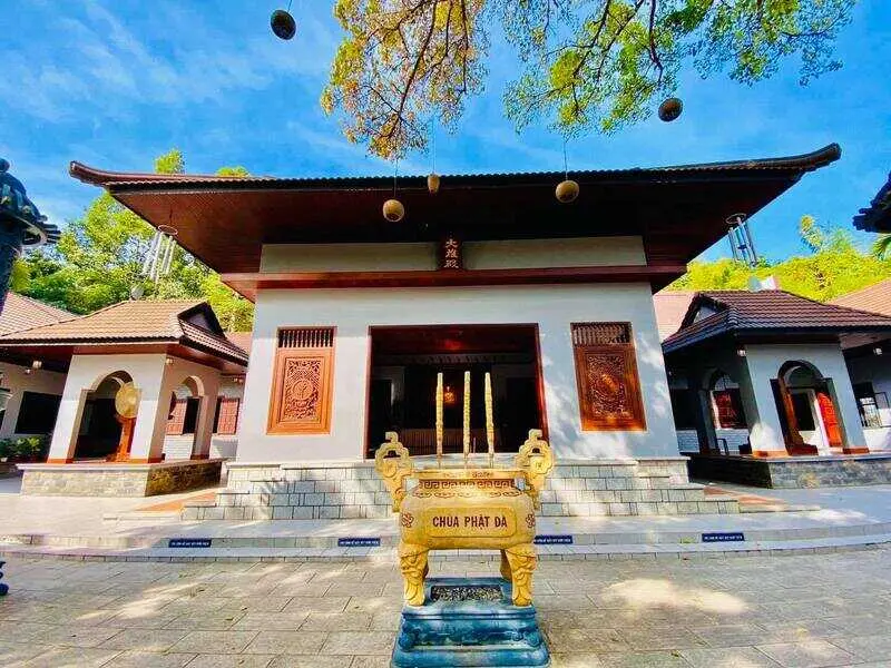 Ch&ugrave;a Phật Đ&agrave; (ch&ugrave;a L&ograve; Gạch) H&agrave; Ti&ecirc;n, điểm đến t&acirc;m linh ấn tượng 3