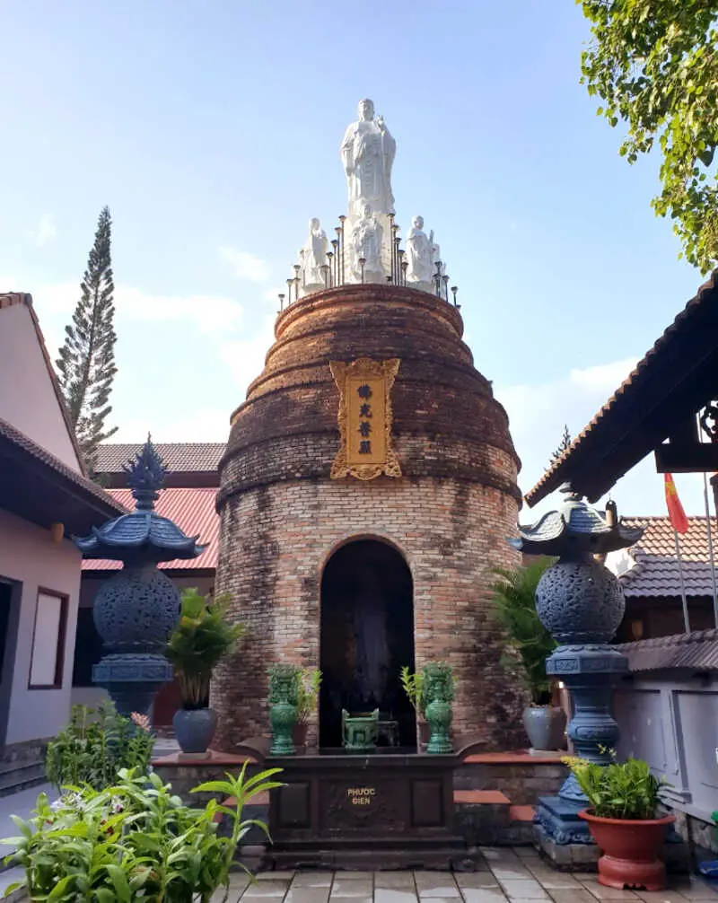Ch&ugrave;a Phật Đ&agrave; (ch&ugrave;a L&ograve; Gạch) H&agrave; Ti&ecirc;n, điểm đến t&acirc;m linh ấn tượng 5