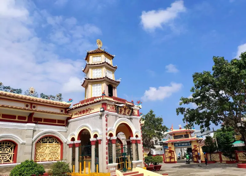 Du lịch Rạch Gi&aacute; v&agrave; tham quan c&aacute;c ng&ocirc;i ch&ugrave;a cổ k&iacute;nh 2