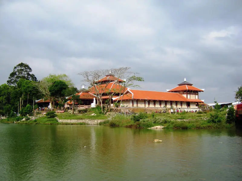 Du lịch Rạch Gi&aacute; v&agrave; tham quan c&aacute;c ng&ocirc;i ch&ugrave;a cổ k&iacute;nh 5