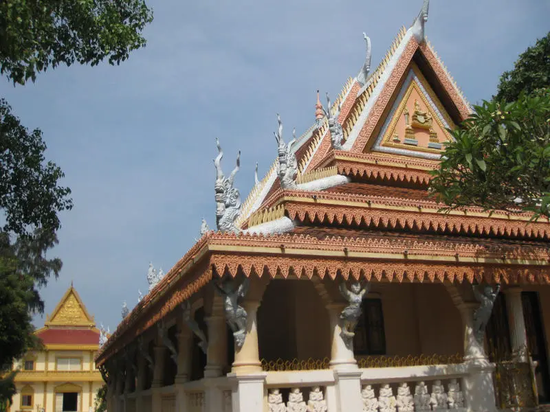 Du lịch Rạch Gi&aacute; v&agrave; tham quan c&aacute;c ng&ocirc;i ch&ugrave;a cổ k&iacute;nh 6