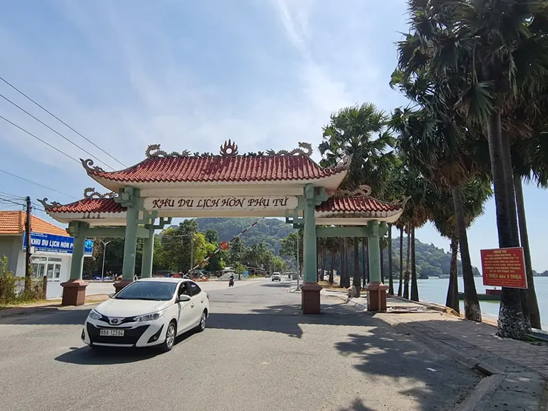 Gh&eacute; H&ograve;n Phụ Tử Ki&ecirc;n Giang ngắm phong cảnh non nước hữu t&igrave;nh 4