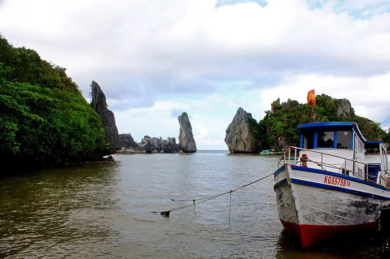 Gh&eacute; H&ograve;n Phụ Tử Ki&ecirc;n Giang ngắm phong cảnh non nước hữu t&igrave;nh 3