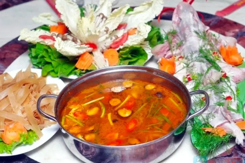 Lẩu chua sả nghệ c&aacute; nh&aacute;m gi&agrave;u, tinh hoa ẩm thực T&acirc;y Nam Bộ 2