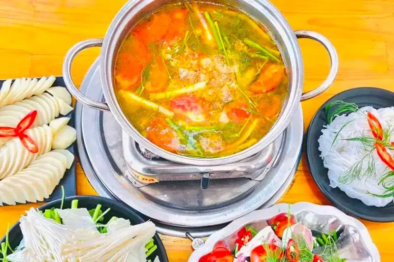 Lẩu chua sả nghệ c&aacute; nh&aacute;m gi&agrave;u, tinh hoa ẩm thực T&acirc;y Nam Bộ 4