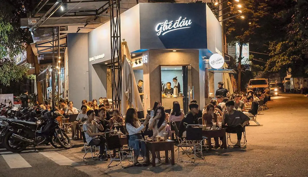 Gh&eacute; Qu&aacute;n Cafe Ghế Đẩu tận hưởng kh&ocirc;ng gian đường phố đặc sắc 3