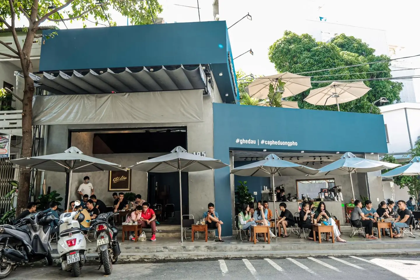 Gh&eacute; Qu&aacute;n Cafe Ghế Đẩu tận hưởng kh&ocirc;ng gian đường phố đặc sắc 2