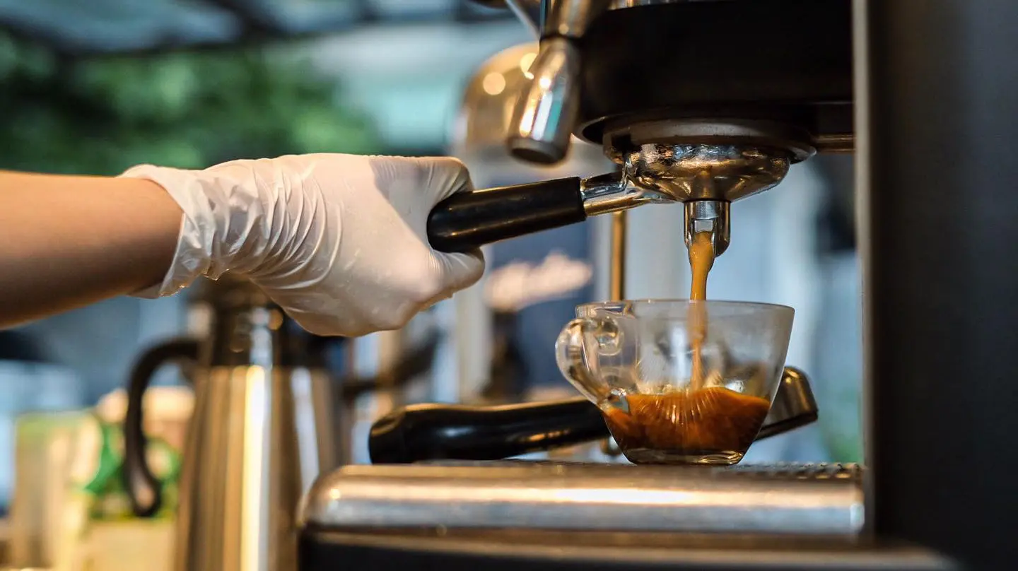 Gh&eacute; Qu&aacute;n Cafe Ghế Đẩu tận hưởng kh&ocirc;ng gian đường phố đặc sắc 4