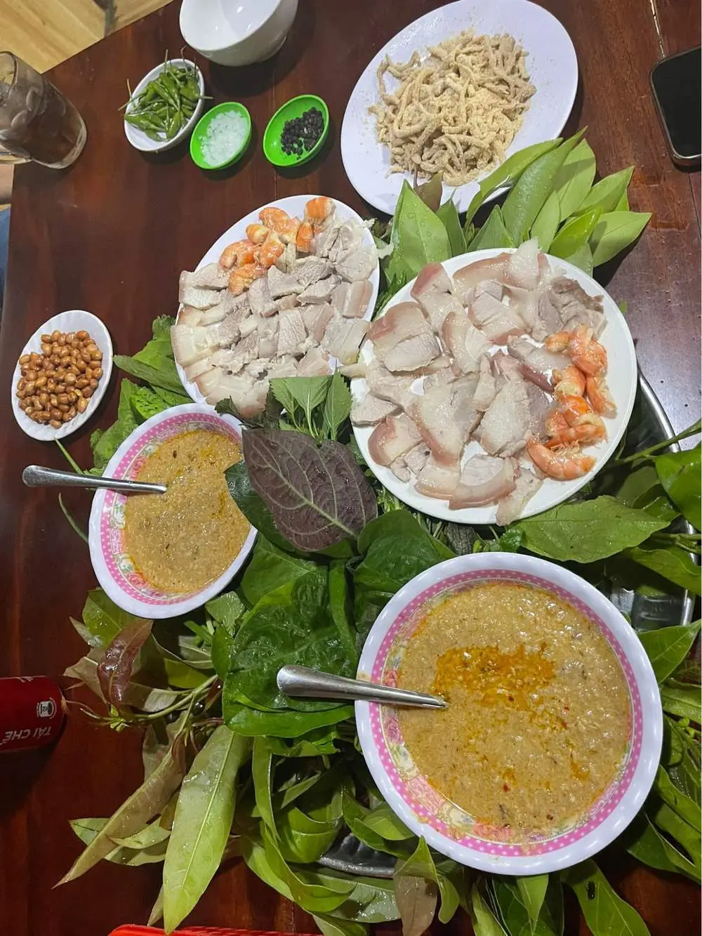 Qu&aacute;n &Uacute;t Cưng, gỏi l&aacute; độc đ&aacute;o Kon Tum 3