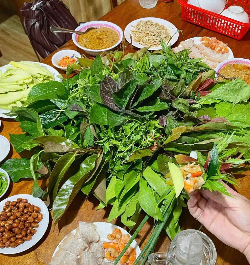Bỏ t&uacute;i chiếc review Gỏi l&aacute; Kon Tum c&ugrave;ng food vlogger Ninh Tito 2