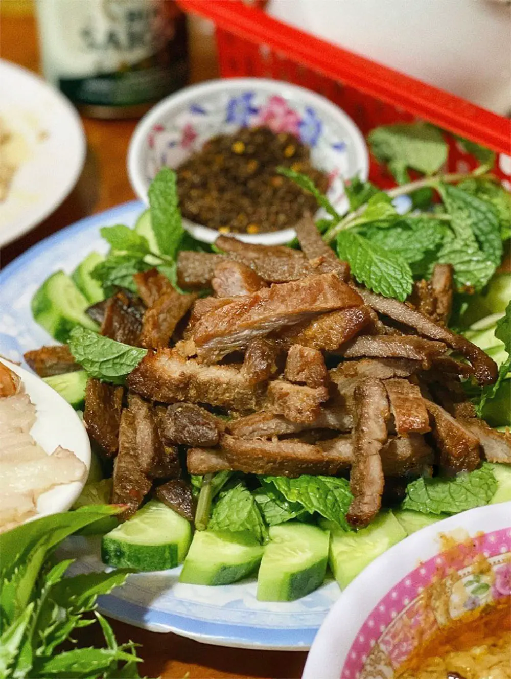 Bỏ t&uacute;i chiếc review Gỏi l&aacute; Kon Tum c&ugrave;ng food vlogger Ninh Tito 4