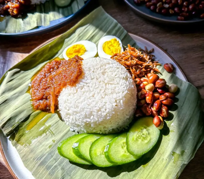Khám phá ẩm thực Mã Lai qua món Nasi Lemak trứ danh