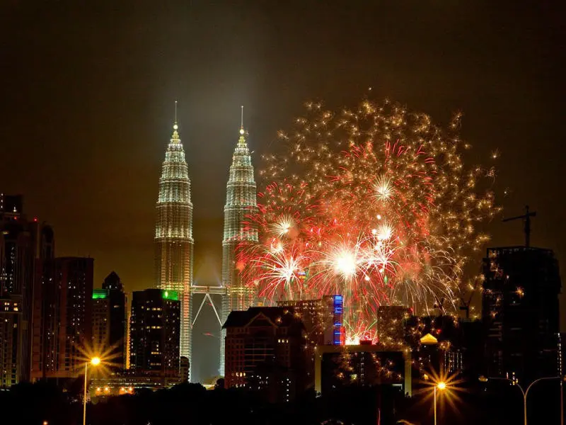 H&ograve;a m&igrave;nh v&agrave;o bầu kh&ocirc;ng kh&iacute; dịp Tết Malaysia đầy n&aacute;o nhiệt 2