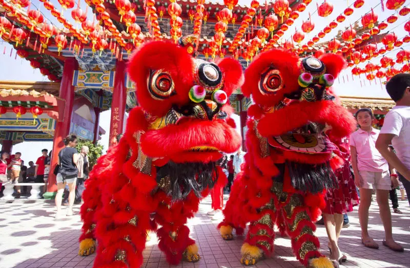 H&ograve;a m&igrave;nh v&agrave;o bầu kh&ocirc;ng kh&iacute; dịp Tết Malaysia đầy n&aacute;o nhiệt 3