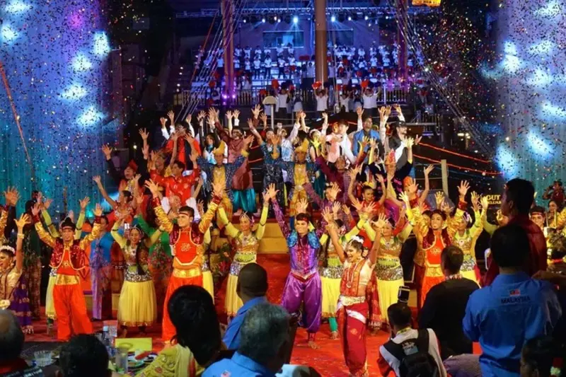 H&ograve;a m&igrave;nh v&agrave;o lễ hội Deepavali ở Malaysia với &aacute;nh s&aacute;ng rực rỡ 2