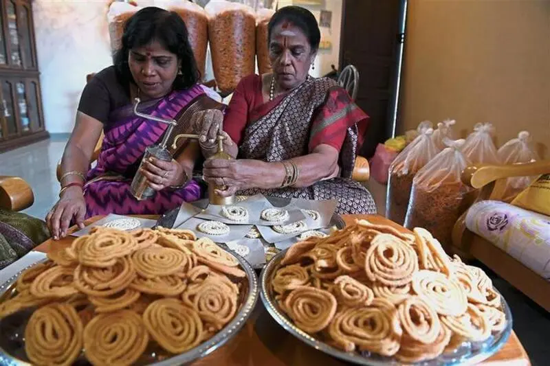 H&ograve;a m&igrave;nh v&agrave;o lễ hội Deepavali ở Malaysia với &aacute;nh s&aacute;ng rực rỡ 7