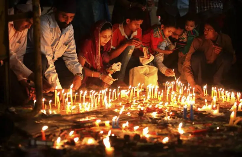 H&ograve;a m&igrave;nh v&agrave;o lễ hội Deepavali ở Malaysia với &aacute;nh s&aacute;ng rực rỡ 5