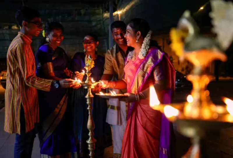 H&ograve;a m&igrave;nh v&agrave;o lễ hội Deepavali ở Malaysia với &aacute;nh s&aacute;ng rực rỡ 4