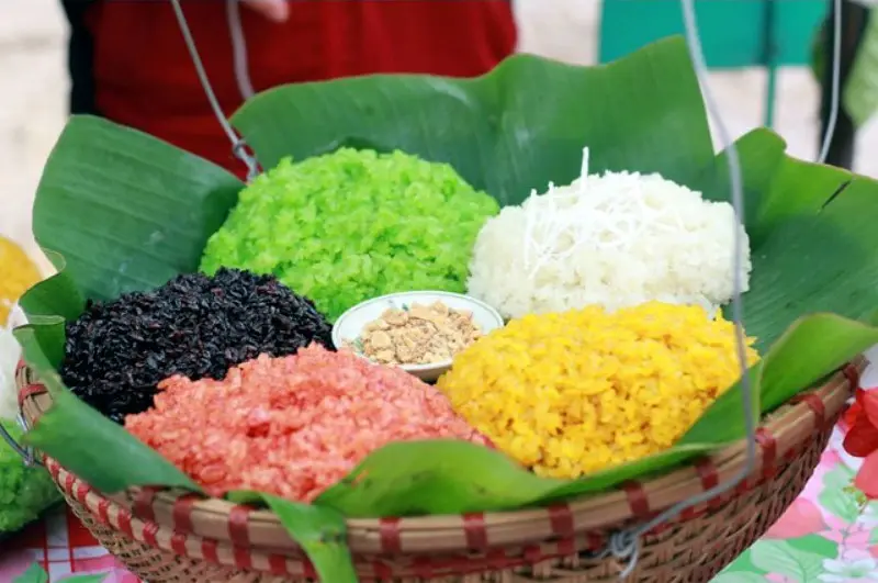 L&ecirc;n T&acirc;y Bắc thưởng thức x&ocirc;i ngũ sắc &ndash; b&aacute;nh sắn Mộc Ch&acirc;u d&acirc;n d&atilde; m&agrave; độc đ&aacute;o 3