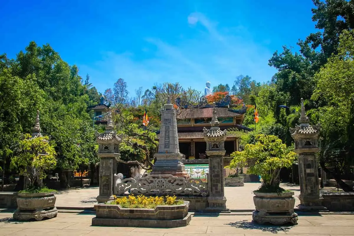 Chùa Long Sơn Nha Trang - Choáng ngợp với vẻ đẹp của bức tượng Phật trắng lớn nhất tại Việt Nam