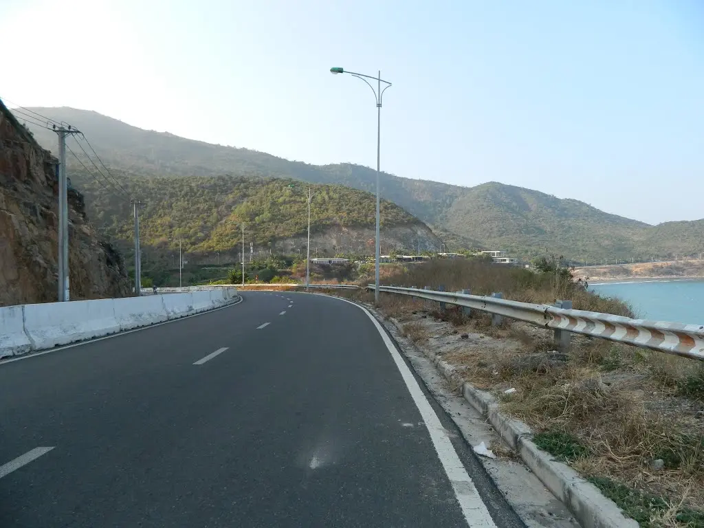 B&atilde;i D&agrave;i Nha Trang - C&oacute; một thi&ecirc;n đường b&igrave;nh dị nơi hạ giới với biển xanh c&aacute;t trắng quanh năm s&oacute;ng x&ocirc; bờ 3