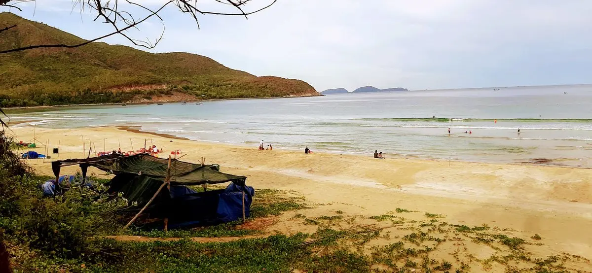 B&atilde;i D&agrave;i Nha Trang - C&oacute; một thi&ecirc;n đường b&igrave;nh dị nơi hạ giới với biển xanh c&aacute;t trắng quanh năm s&oacute;ng x&ocirc; bờ 2