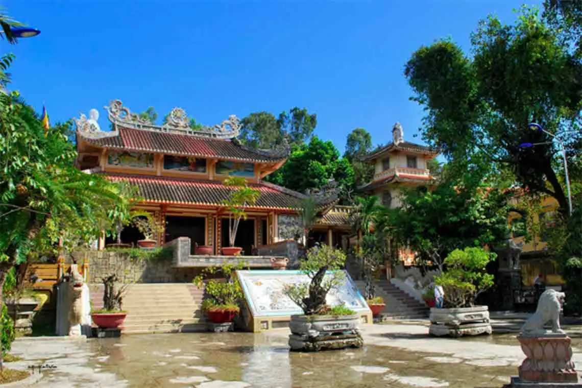 Ch&ugrave;a Long Sơn Nha Trang - Cho&aacute;ng ngợp với vẻ đẹp của bức tượng Phật trắng lớn nhất tại Việt Nam 3