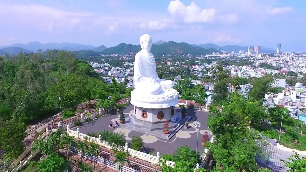 Ch&ugrave;a Long Sơn Nha Trang - Cho&aacute;ng ngợp với vẻ đẹp của bức tượng Phật trắng lớn nhất tại Việt Nam 12
