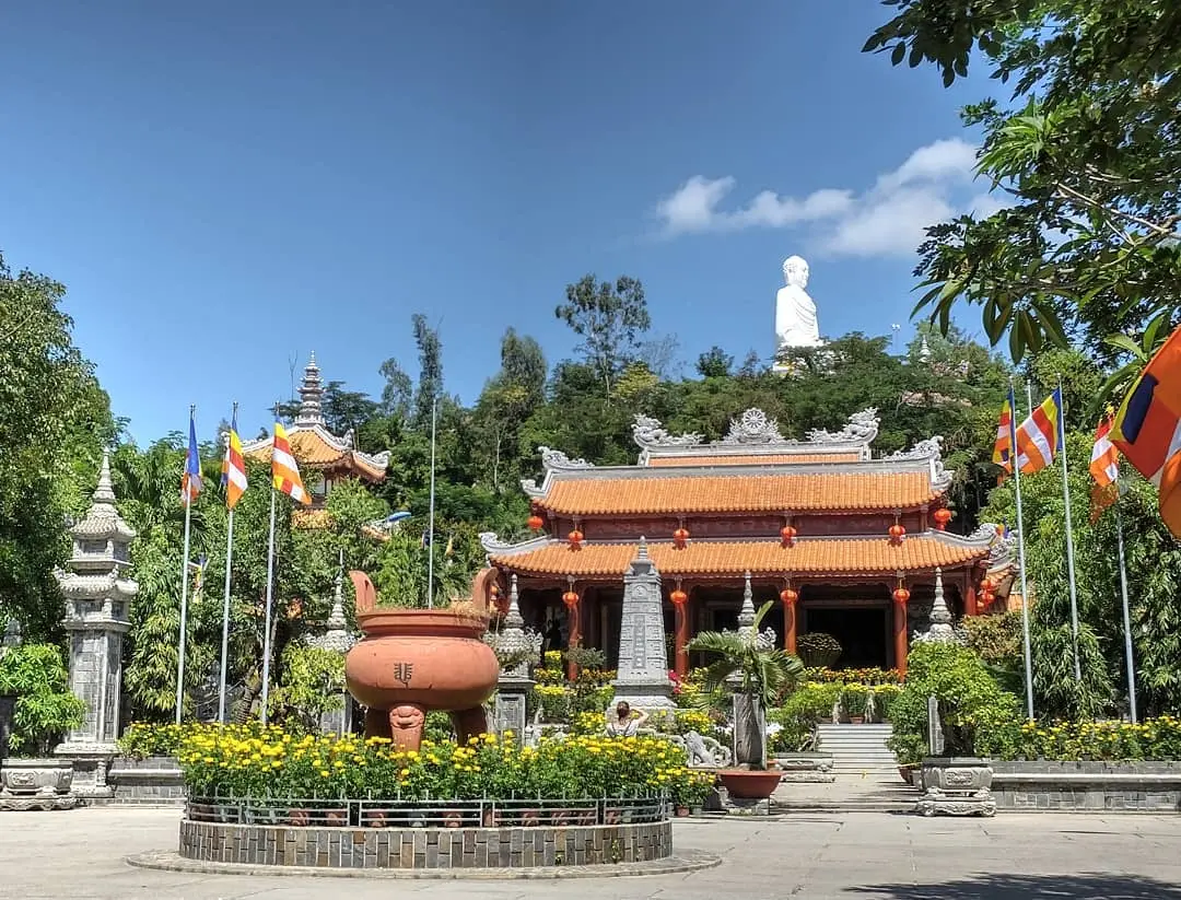 Ch&ugrave;a Long Sơn Nha Trang - Cho&aacute;ng ngợp với vẻ đẹp của bức tượng Phật trắng lớn nhất tại Việt Nam 5