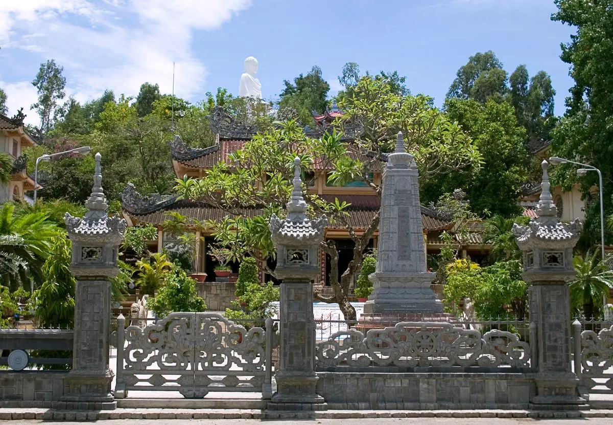 Ch&ugrave;a Long Sơn Nha Trang - Cho&aacute;ng ngợp với vẻ đẹp của bức tượng Phật trắng lớn nhất tại Việt Nam 4
