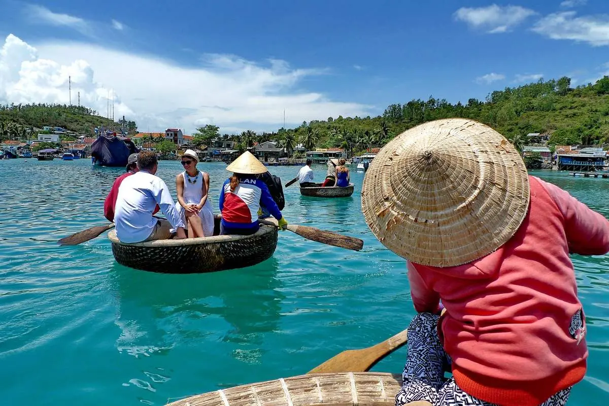 Du thuyền Emperor Nha Trang - Kh&aacute;m ph&aacute; trọn vẹn vẻ đẹp vịnh Nha Trang 6