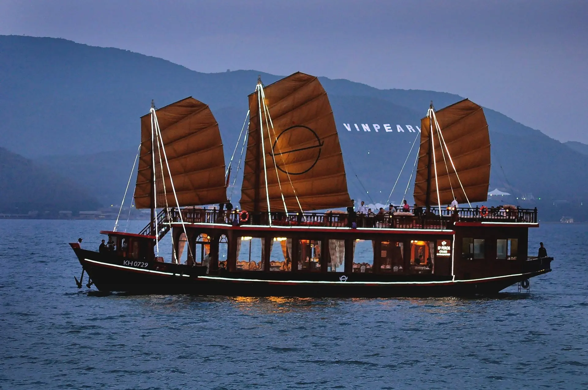 Du thuyền Emperor Nha Trang - Kh&aacute;m ph&aacute; trọn vẹn vẻ đẹp vịnh Nha Trang 7