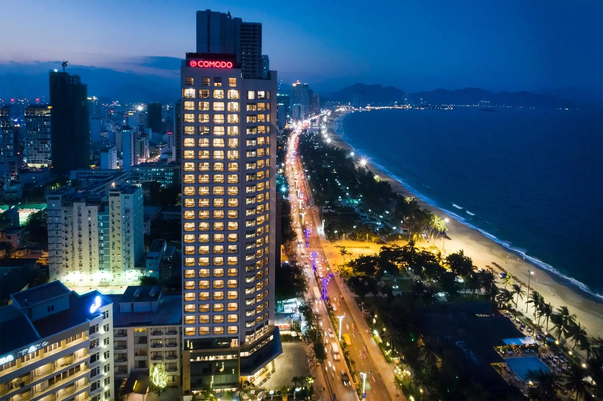 Đường Trần Ph&uacute; Nha Trang &ndash; Nơi &aacute;nh đ&egrave;n chưa bao giờ tắt 3