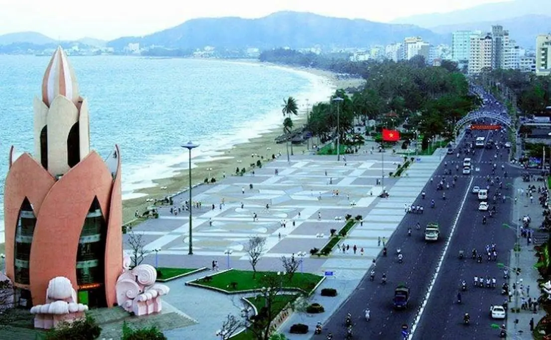 Đường Trần Ph&uacute; Nha Trang &ndash; Nơi &aacute;nh đ&egrave;n chưa bao giờ tắt 4