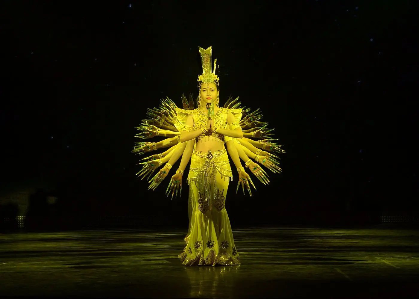 Galina Show Nha Trang - Ch&igrave;m đắm trong kh&ocirc;ng gian nghệ thuật đậm n&eacute;t &Aacute; Ch&acirc;u tại th&agrave;nh phố biển 7