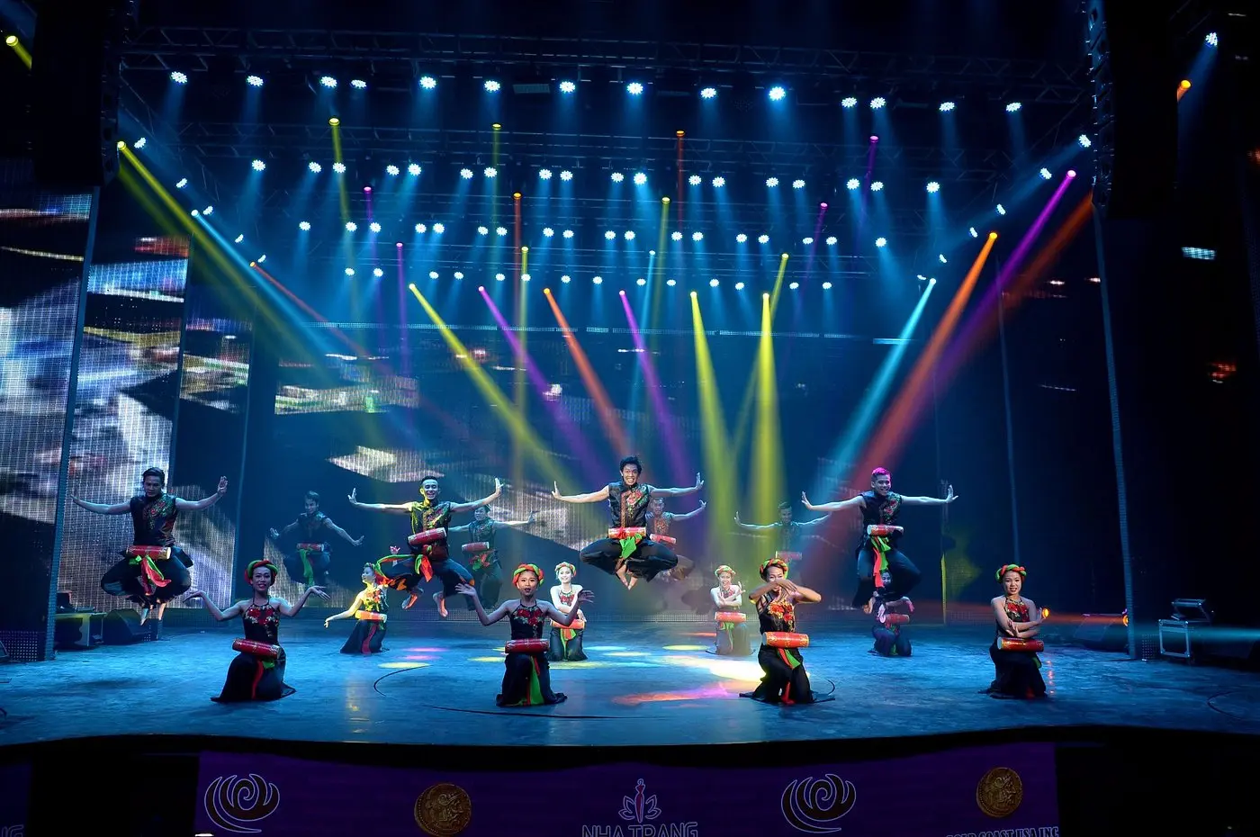 Galina Show Nha Trang - Ch&igrave;m đắm trong kh&ocirc;ng gian nghệ thuật đậm n&eacute;t &Aacute; Ch&acirc;u tại th&agrave;nh phố biển 9