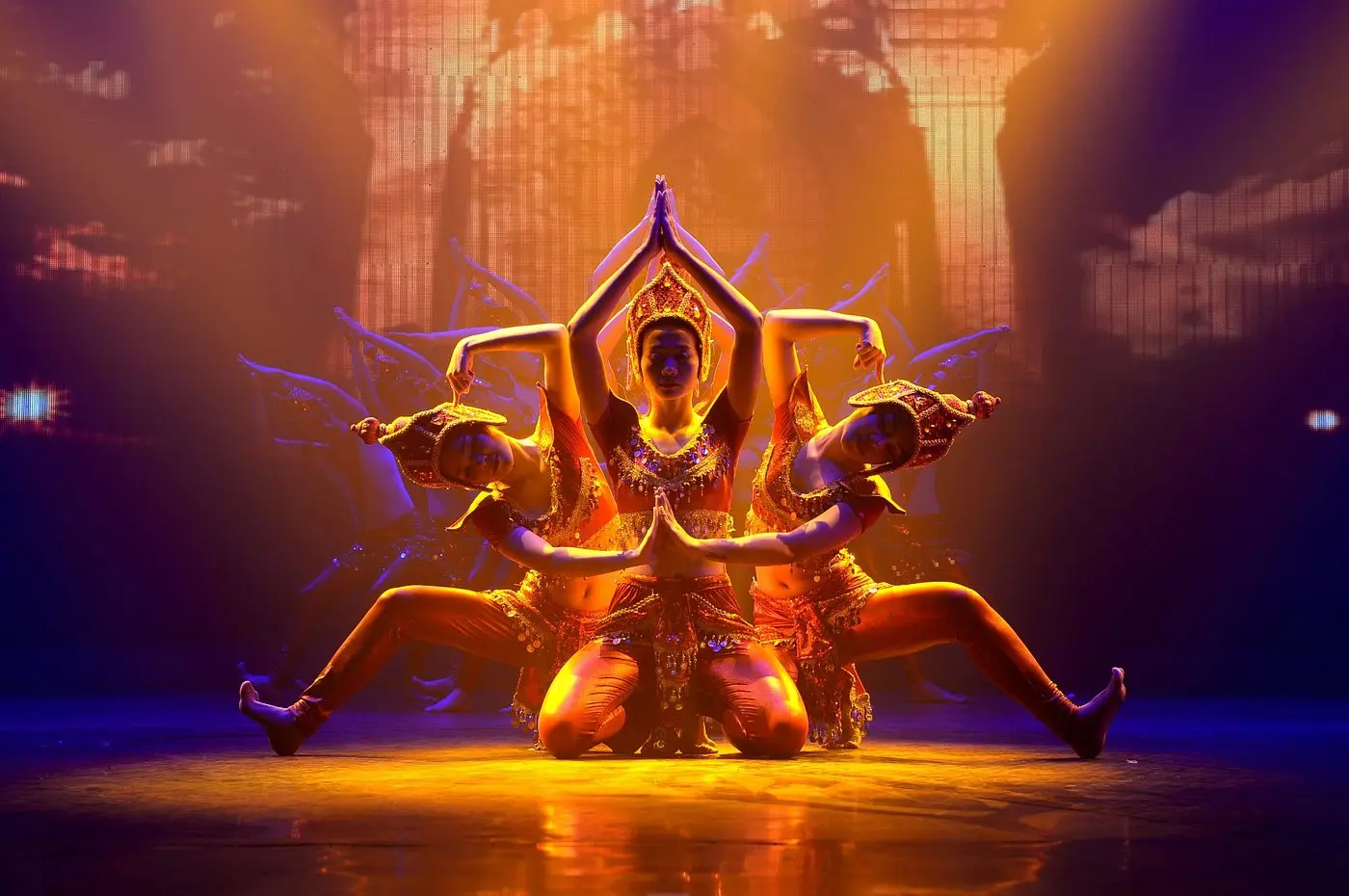 Galina Show Nha Trang - Ch&igrave;m đắm trong kh&ocirc;ng gian nghệ thuật đậm n&eacute;t &Aacute; Ch&acirc;u tại th&agrave;nh phố biển 6
