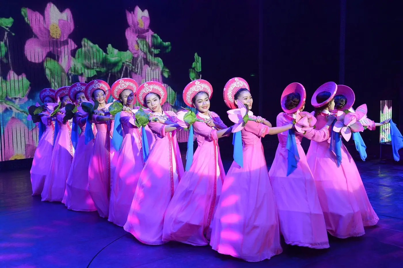 Galina Show Nha Trang - Ch&igrave;m đắm trong kh&ocirc;ng gian nghệ thuật đậm n&eacute;t &Aacute; Ch&acirc;u tại th&agrave;nh phố biển 10