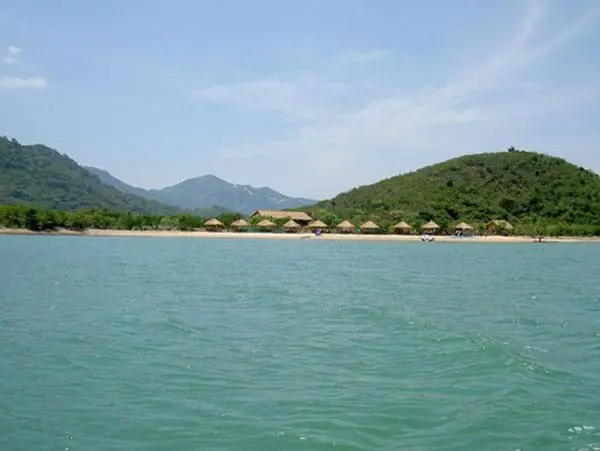 H&ograve;n Sầm Nha Trang - Kh&aacute;m ph&aacute; vi&ecirc;n ngọc xanh ẩn giấu giữa vịnh Nha Phu 5