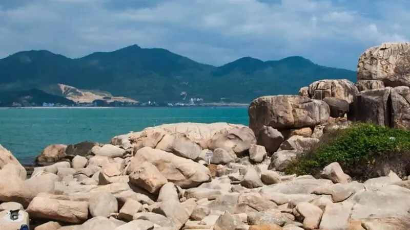 Kh&aacute;m ph&aacute; H&ograve;n Chồng Nha Trang: Thắng cảnh nổi tiếng b&ecirc;n vịnh 2