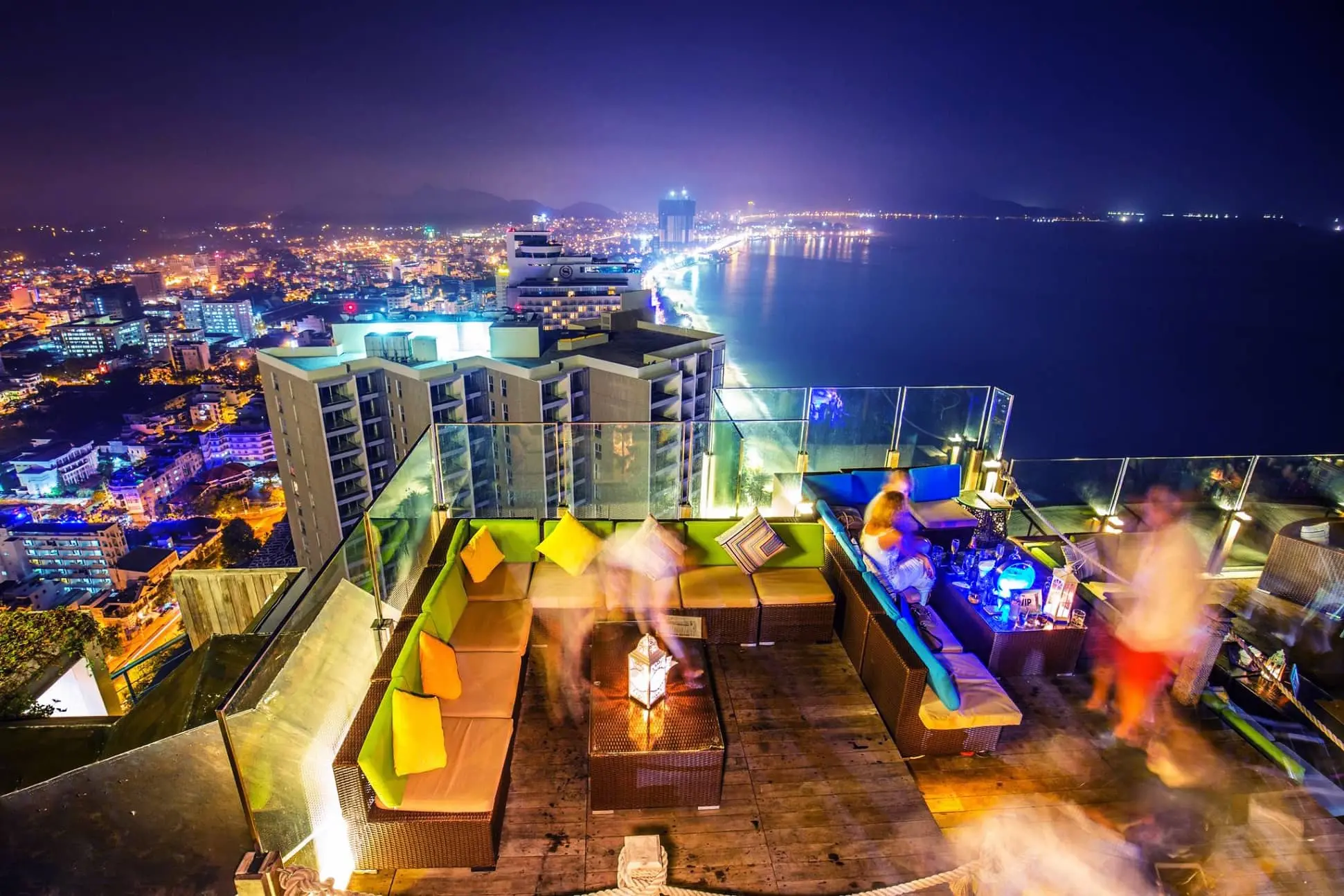 Skylight Nha Trang - 'Quẩy' cực đ&atilde; tại qu&aacute;n bar view xịn s&ograve; nơi th&agrave;nh phố biển 8