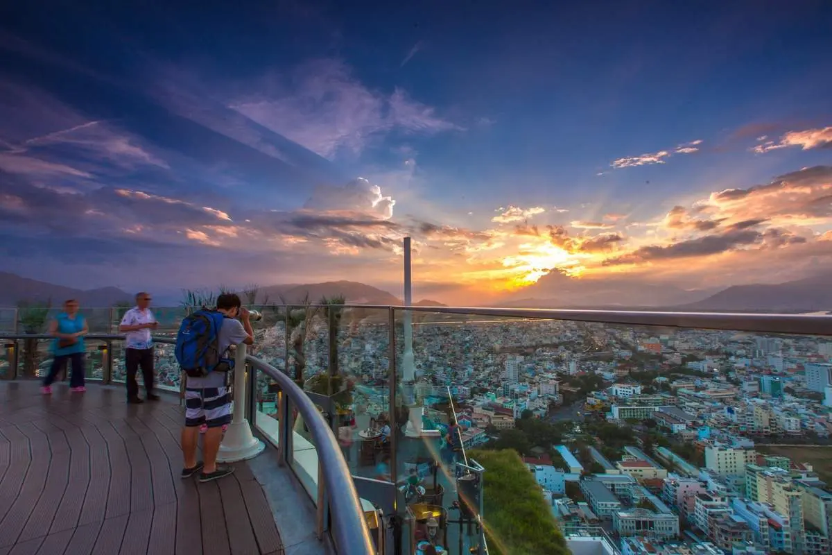 Skylight Nha Trang - 'Quẩy' cực đ&atilde; tại qu&aacute;n bar view xịn s&ograve; nơi th&agrave;nh phố biển 7