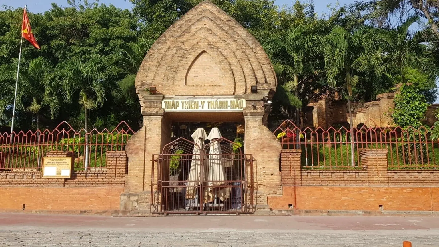 Th&aacute;p b&agrave; Ponagar Nha Trang: Quần thể kiến tr&uacute;c Chăm Pa cổ xưa 4