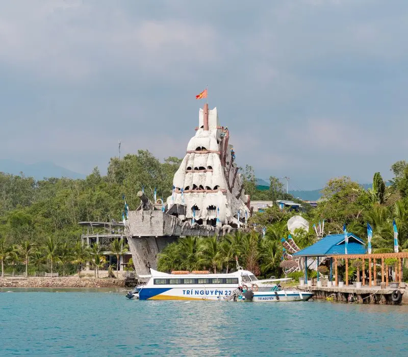 Lạc vào Thủy cung Trí Nguyên Nha Trang thu nhỏ giữa thành phố biển