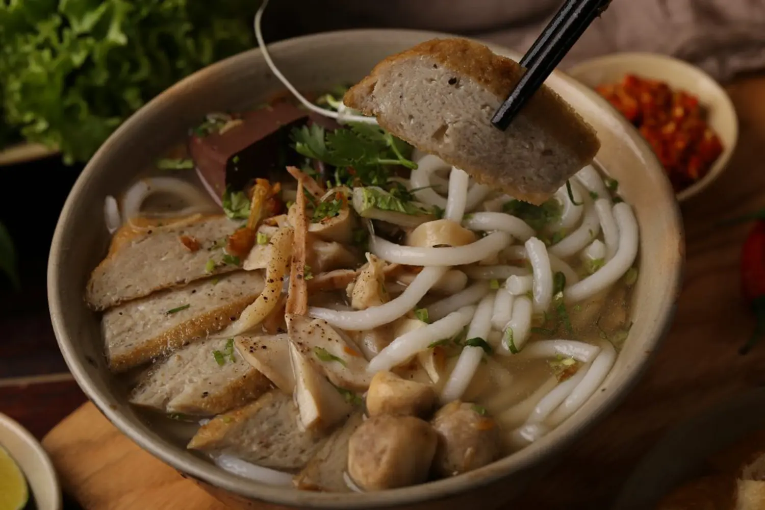 Có gì hấp dẫn trong tô bánh canh chả cá Nha Trang?